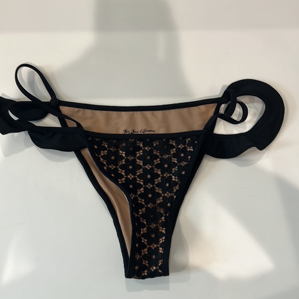 FOR LOVE AND LEMONS 🍋 LACE BOTTOM M